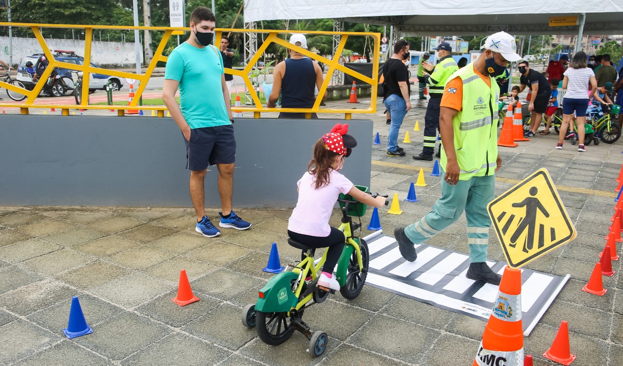 criança andando de bicicleta